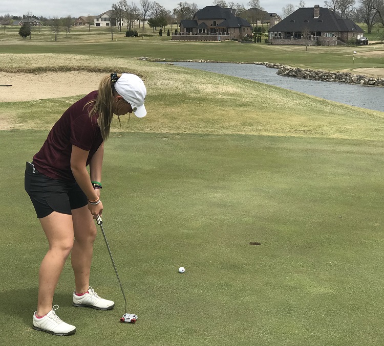 Bekah Goodwin putting the ball