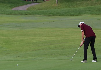 CofO men''s golfer putting